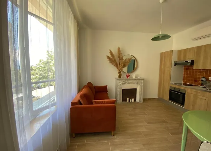 2 Pièces / Neuf - Centre - Place Miot / 1er Appartement *